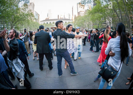 Hunderte Kanal ihre innere Fred Astaire und Ginger Rogers, wie sie die Nacht weg am Abend Eröffnung von Dancing im Bryant Park, mit einem Walzer-Ball am Mittwoch, 6. Mai 2015 in New York Walzer. Jeder vom Anfänger bis zum Amateur Konkurrenten beteiligt die wöchentliche Veranstaltung mit einem anderen Stil des Tanzes jede Woche. Live-Musik und Unterricht ergänzt die beliebte Veranstaltung. (© Richard B. Levine) Stockfoto