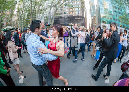 Hunderte Kanal ihre innere Fred Astaire und Ginger Rogers, wie sie die Nacht weg am Abend Eröffnung von Dancing im Bryant Park, mit einem Walzer-Ball am Mittwoch, 6. Mai 2015 in New York Walzer. Jeder vom Anfänger bis zum Amateur Konkurrenten beteiligt die wöchentliche Veranstaltung mit einem anderen Stil des Tanzes jede Woche. Live-Musik und Unterricht ergänzt die beliebte Veranstaltung. (© Richard B. Levine) Stockfoto