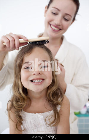 Porträt der Mutter ihre Tochter Haare tun Stockfoto