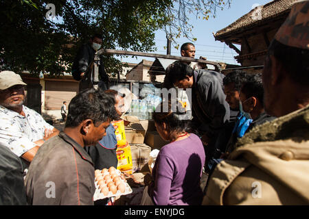 Lebensmittel unter Erdbeben betroffenen Opfern in Sankhu, Nepal übermittelt werden. Stockfoto