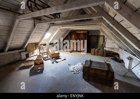 Alten Dachboden mit versteckten Geheimnisse von einem verlassenen Haus Stockfoto