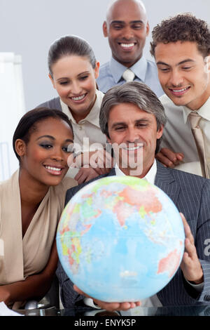 Internationale Unternehmensgruppe lächelnd an globalen Geschäftsausbau Stockfoto