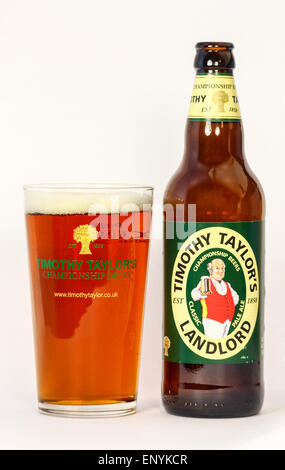 Eine Flasche von Timothy Taylor "Landlord" Bier oder Ale und ein Topf voll Bier oder Glas Stockfoto