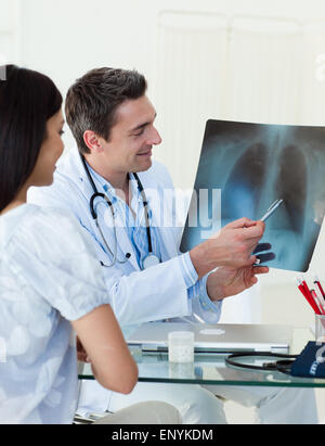 Ärzte, die Analyse einer Röntgenaufnahme Stockfoto