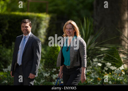 Downing Street, London, UK. 12. Mai 2015. Minister kommen in 10 Downing Street erstmals alle konservativen Kabinettssitzung in 18 Jahren. Wales Sekretärin Stephen Crabb kommt mit Energie- und Klima-Änderung-Sekretär Amber Rudd. Bildnachweis: Malcolm Park Leitartikel/Alamy Live-Nachrichten Stockfoto