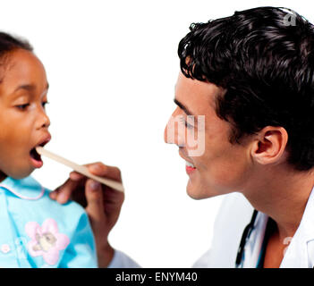 Männlichen Arzt überprüfen des kleinen Mädchens Hals Stockfoto