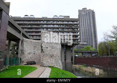 Blick auf Bastion 12 aus dem 13. Jahrhundert, römische Festungsmauern, „London Wall“ und Blick auf die Barbican Estate-Wohnungen, den Lauderdale House Tower und den Graben in London England Großbritannien, KATHY DEWITT Stockfoto