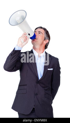 Geschäftsmann, Befehle zu erteilen, durch ein Megaphon vor einem weißen Hintergrund Stockfoto