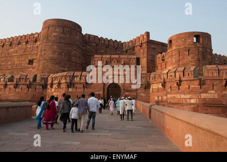 Indien, Agra. Das Rote Fort von Agra. Dieser Sandstein Festung war einst der Sitz der Mughal Militärmacht, gegründet im Jahre 1565. Stockfoto