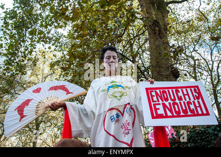 Hunderte von Demonstranten versammeln sich gegenüber der japanischen Botschaft in London zum protest gegen die Tötung von den Säugetieren während der Delphin-Laufwerke, die jedes Jahr von September bis März in Taiji, Higashimuro District, Präfektur Wakayama, Japan statt.  Mitwirkende: Wo sehen: London, Vereinigtes Königreich bei: Kredit-7. November 2014: Peter Maclaine/WENN.com Stockfoto