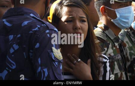 Kathmandu, Nepal. 12. Mai 2015. Eine Mädchen reagiert nach einem Erdbeben in Kathmandu, Nepal, 12. Mai 2015. Insgesamt 37 Personen tot am Dienstag starke Beben, das Nepal rüttelte bestätigt wurden, erklärte das Innenministerium in seinem neuesten Update. Bildnachweis: Sunil Sharma/Xinhua/Alamy Live-Nachrichten Stockfoto