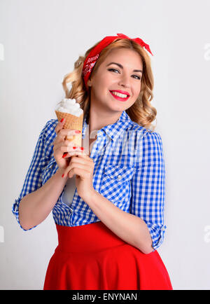 lächelnde Blondine hält einen Wafer-Kegel mit Eis im retro-Stil Stockfoto