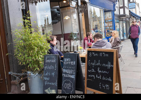 Menschen saßen am Tisch, Essen, trinken, reden außerhalb Benet es Café King Parade Cambridge City England Stockfoto