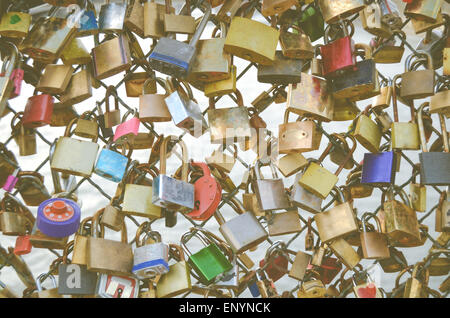 Liebesschlösser auf der Pont des Arts-Brücke über die Seine In Paris, Frankreich Stockfoto