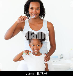 Mutter und Tochter die Zähne putzen Stockfoto