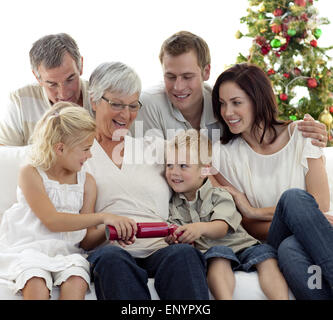 Bruder und Schwester Christmas Cracker einziehen Stockfoto