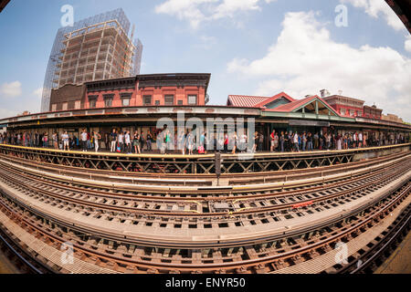 Passagiere der u-Bahn Bahnsteig Marcy Avenue, die 'J' drängen und bin "Linien in Williamsburg in Brooklyn einen Zug am Sonntag, 10. Mai 2015 eintreffen warten. Mit der anhaltenden Störung aufgrund von Wartungsarbeiten der Linie 'L' freuen Williamsburgers und Besucher andere Routen zu entkommen, oder geben die Nachbarschaft. (© Richard B. Levine) Stockfoto