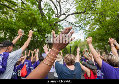 Mitglieder und Unterstützer der Gruppe Milagros Tag weltweit erheben ihre Hände vor ihren ihren Muttertag gehen gegen häusliche Gewalt, Muttertag, Sonntag, 10. Mai 2015 in City Hall in New York ab. Mehrere hundert Männer, Frauen und Kinder, einige von ihnen Opfer, ihre Aufwärmen Pep Rally teilgenommen und ging über die Brücke nach Geld und das Bewusstsein für die Opfer von häuslicher Gewalt zu erhöhen. (© Richard B. Levine) Stockfoto