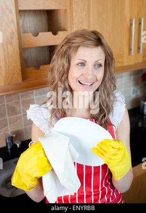 Blonde Frau trocknen Gerichte lachen Stockfoto