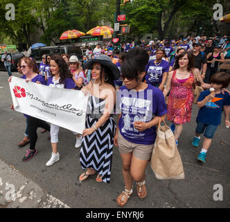 Mitglieder und Unterstützer der Gruppe Milagros Tag weltweit beteiligen sich ihre Muttertag Marsch gegen häusliche Gewalt in City Hall in New York am Muttertag, Sonntag, 10. Mai 2015 ab. Mehrere hundert Männer, Frauen und Kinder, einige von ihnen Opfer, ihre Aufwärmen Pep Rally teilgenommen und ging über die Brücke nach Geld und das Bewusstsein für die Opfer von häuslicher Gewalt zu erhöhen. (© Richard B. Levine) Stockfoto