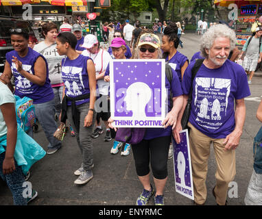 Mitglieder und Unterstützer der Gruppe Milagros Tag weltweit beteiligen sich ihre Muttertag Marsch gegen häusliche Gewalt in City Hall in New York am Muttertag, Sonntag, 10. Mai 2015 ab. Mehrere hundert Männer, Frauen und Kinder, einige von ihnen Opfer, ihre Aufwärmen Pep Rally teilgenommen und ging über die Brücke nach Geld und das Bewusstsein für die Opfer von häuslicher Gewalt zu erhöhen. (© Richard B. Levine) Stockfoto