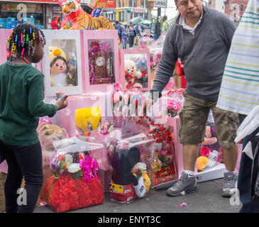 Händler verkaufen Muttertag Blumen und Geschenke in der Nähe von Melrose in der Bronx in New York auf Samstag, 9. Mai 2015. Zum Muttertag wurde zuerst in den USA im Jahr 1908 mit Kredit für Anna Jarvis gefeiert, eine Kampagne startete, um den Tag ein anerkannter Feiertag, die 1914 mit Präsident Woodrow Wilson unterzeichnet eine Proklamation geschehen.  (© Richard B. Levine) Stockfoto