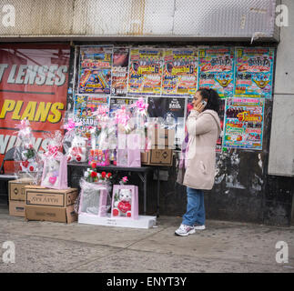Händler verkaufen Muttertag Blumen und Geschenke in der Nähe von Melrose in der Bronx in New York auf Samstag, 9. Mai 2015. Zum Muttertag wurde zuerst in den USA im Jahr 1908 mit Kredit für Anna Jarvis gefeiert, eine Kampagne startete, um den Tag ein anerkannter Feiertag, die 1914 mit Präsident Woodrow Wilson unterzeichnet eine Proklamation geschehen.  (© Richard B. Levine) Stockfoto
