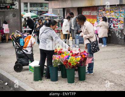 Händler verkaufen Muttertag Blumen und Geschenke in der Nähe von Melrose in der Bronx in New York auf Samstag, 9. Mai 2015. Zum Muttertag wurde zuerst in den USA im Jahr 1908 mit Kredit für Anna Jarvis gefeiert, eine Kampagne startete, um den Tag ein anerkannter Feiertag, die 1914 mit Präsident Woodrow Wilson unterzeichnet eine Proklamation geschehen.  (© Richard B. Levine) Stockfoto