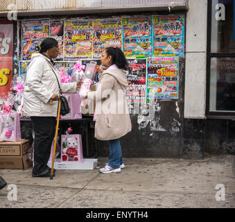 Händler verkaufen Muttertag Blumen und Geschenke in der Nähe von Melrose in der Bronx in New York auf Samstag, 9. Mai 2015. Zum Muttertag wurde zuerst in den USA im Jahr 1908 mit Kredit für Anna Jarvis gefeiert, eine Kampagne startete, um den Tag ein anerkannter Feiertag, die 1914 mit Präsident Woodrow Wilson unterzeichnet eine Proklamation geschehen.  (© Richard B. Levine) Stockfoto