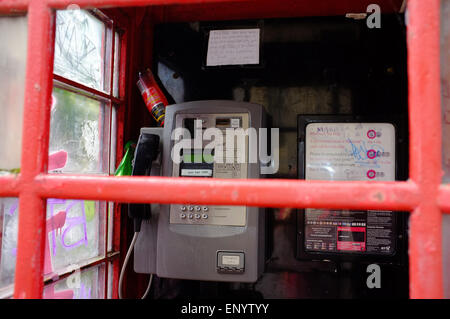 Ein geschändeter rote Telefonzelle box in Bristol. Stockfoto