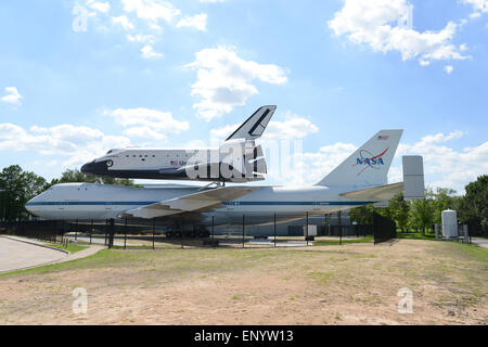 Space Shuttle Unabhängigkeit Replik sitzt jetzt auf der Boeing 747, ein Shuttle Trägerflugzeug im Space Center Houston, Texas, USA. Stockfoto