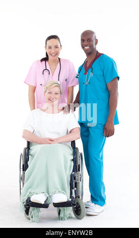 Krankenschwester und Arzt auf der Suche nach einem senior Patienten im Rollstuhl Stockfoto