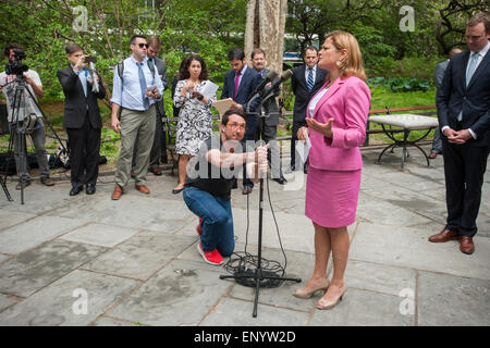 NY City Council Lautsprecher Mellissa Mark-Vivertio auf einer Pressekonferenz Bewegung Systeme neue umweltfreundliche-Imbisswagen in Lower Manhattan in New York auf Montag, 11. Mai 2015 eingeführt.  Die MRV100 State-of-the-Art Wagen reduzieren Emissionen und eignen sich besser für sanitäre Essen Prep. Sie kommen auch mit First Data Systemversion iPads und eine Revenue-Management-Programm. Die ersten 500 Anbieter, die diese Karren wechseln erhalten eine kostenlos. Die Wagen nutzen Solarenergie, alternative Kraftstoffe und ein Plug-in Hybrid-Technologie zu reduzieren Emissionen und einer Restaurantküche Grade. (© Richard B. Levine) Stockfoto