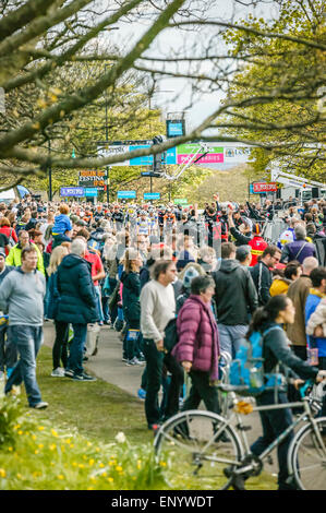 Finale Phase 2015 Tour de Yorkshire, Roundhay Park, Leeds, West Yorkshire, Zuschauer versammelten sich um am Ziel für Radfahrer Stockfoto