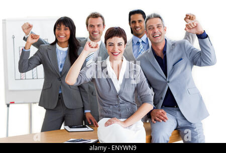 Erfolgreiche Business-Team Stanzen die Luft in der Feier in einer Besprechung Stockfoto