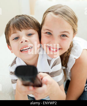 Niedlichen Bruder und Schwester vor dem Fernseher Stockfoto