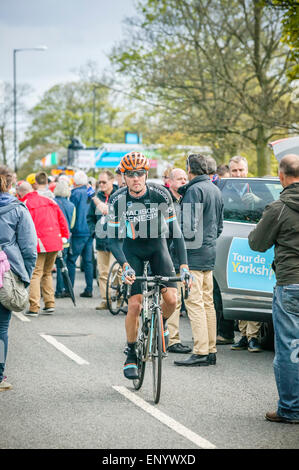 Finale Phase 2015 Tour de Yorkshire, Roundhay Park, Leeds, West Yorkshire, Radfahrer seinen Weg vorbei Zuschauer Stockfoto