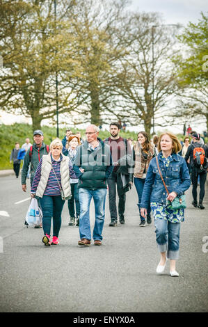 2015 Tour de Yorkshire, Roundhay Park, Leeds, West Yorkshire, Zuschauer zu Fuß nach Hause, nach dem Rennen Stockfoto