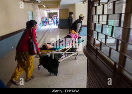 Kathmandu, Nepal. 12. Mai 2015.12th Mai 2015. Ein starkes Erdbeben erschütterte Nepal am Dienstag, weniger als drei Wochen nach einem verheerenden Temblor dort mehr als 8.000 Menschen getötet. Dutzende Tote und mehr als tausend Verletzungen wurden berichtet. Die United States Geological Survey zugewiesen dem Beben vorläufige Magnitude 7.3 mit Epizentrum etwa 50 Meilen östlich von Kathmandu, nahe der Grenze zu China. Bildnachweis: Ivan Castaneira/ZUMA Wire/ZUMAPRESS.com/Alamy Live-Nachrichten Stockfoto