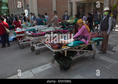 Kathmandu, Nepal. 12. Mai 2015.12th Mai 2015. Ein starkes Erdbeben erschütterte Nepal am Dienstag, weniger als drei Wochen nach einem verheerenden Temblor dort mehr als 8.000 Menschen getötet. Dutzende Tote und mehr als tausend Verletzungen wurden berichtet. Die United States Geological Survey zugewiesen dem Beben vorläufige Magnitude 7.3 mit Epizentrum etwa 50 Meilen östlich von Kathmandu, nahe der Grenze zu China. Bildnachweis: Ivan Castaneira/ZUMA Wire/ZUMAPRESS.com/Alamy Live-Nachrichten Stockfoto