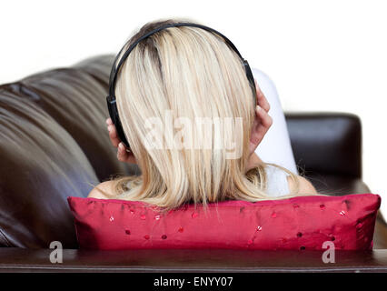 Junge Frau mit Kopfhörern Stockfoto