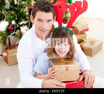 Schöne Weihnachten zu feiern, mit seiner Tochter Vater Stockfoto