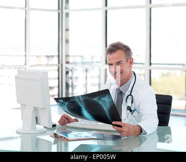 Schweren männlichen Arzt hält eine Röntgenaufnahme Stockfoto