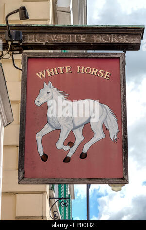 Pub Schild des "White Horse", befindet sich im Herzen von Oxford und in mehreren Episoden von Inspector Morse mit. Stockfoto