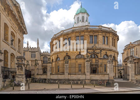 Blick vom Broad Street auf das Sheldonian Theatre, entworfen von Christopher Wren, in Oxford, England, Oxfordshire, Vereinigtes Königreich. Stockfoto