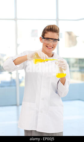 Blonde Wissenschaftler untersuchen ein Reagenzglas Stockfoto