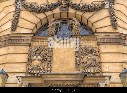 Hoch dekoriert Fassade des Sheldonian Theatre, entworfen von Christopher Wren, in Oxford, England, Oxfordshire, Vereinigtes Königreich. Stockfoto