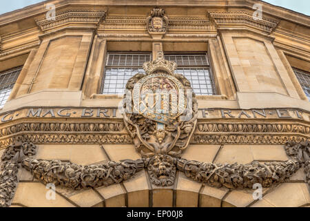 Wappen der Dekoration der Fassade das Sheldonian Theater, entworfen von Christopher Wren, in Oxford, England, UK. Stockfoto