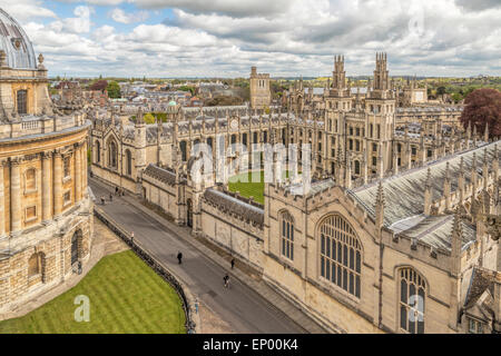 Antenne-Blick auf den Radcliffe Camera (links) und All Souls College (rechts) von St Mary die Jungfrau Kirche, Oxford, England, UK Stockfoto