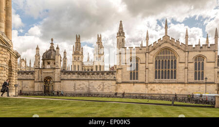 Student im Kleid verlassen die Radcliffe Camera und vorbei All Souls College, Oxford, Oxfordshire, England, Vereinigtes Königreich. Stockfoto